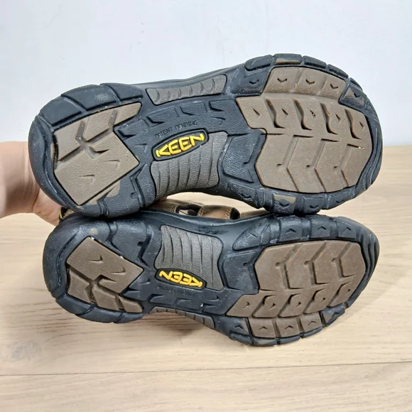 KEEN Brown Leather Newport H2 Waterproof Closed Toe Hiking  display picture 1
